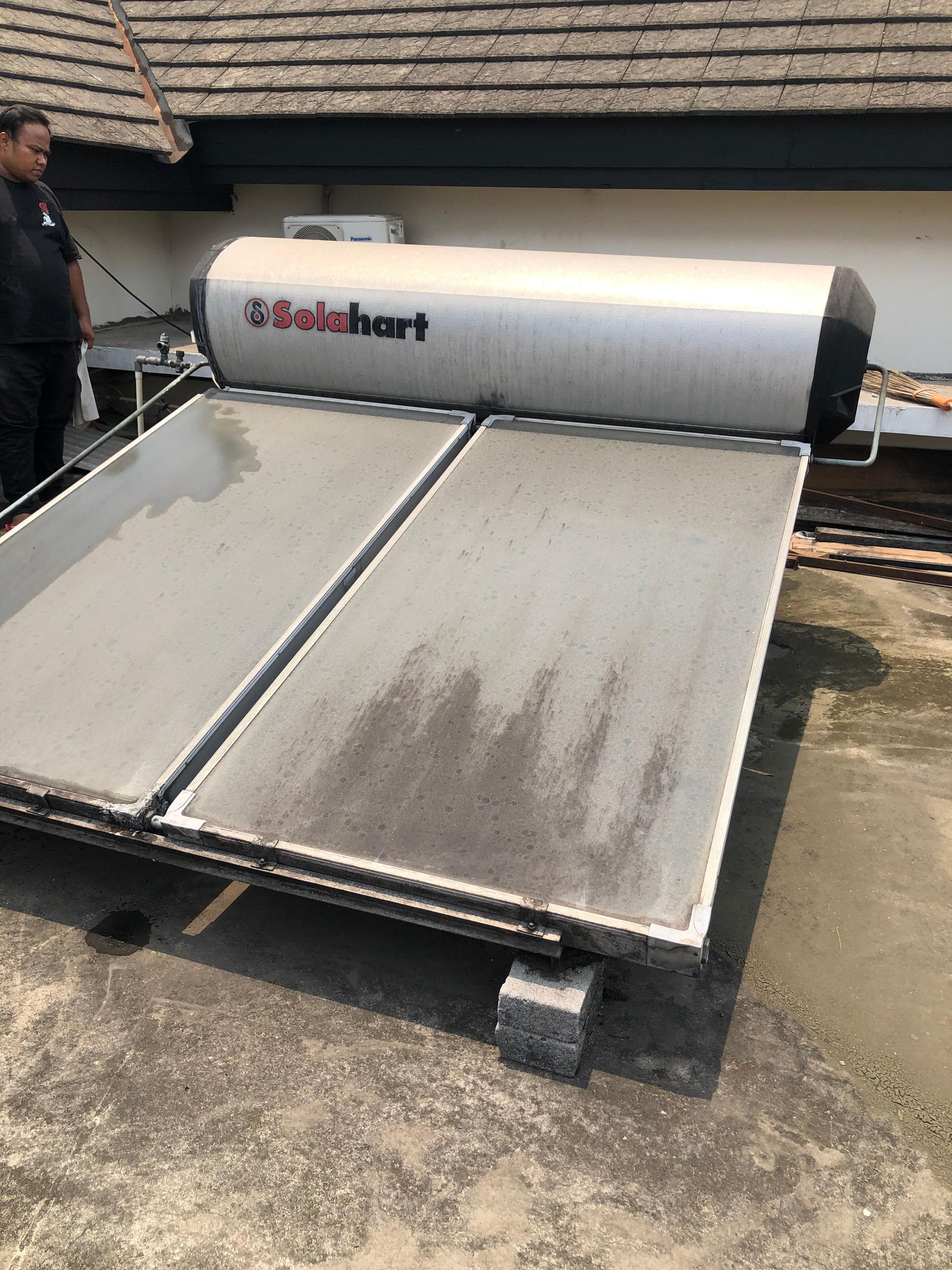 Water Heater Solahart yang sedang dicek teknisi