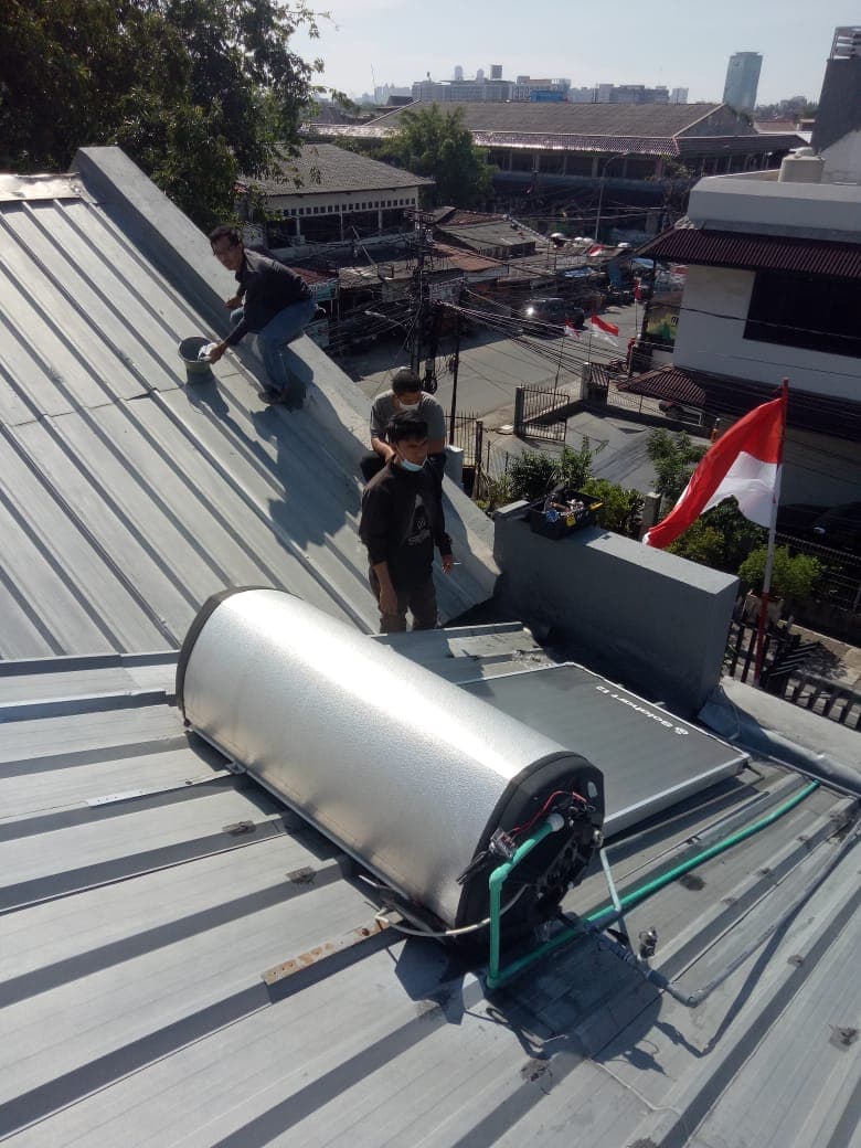 Unit Water Heater Solahart di atap bangunan
