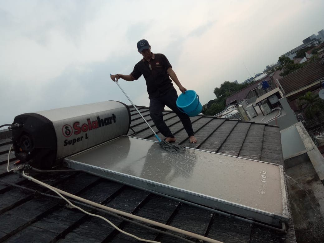 Pembersihan permukaan panel Water Heater Solahart